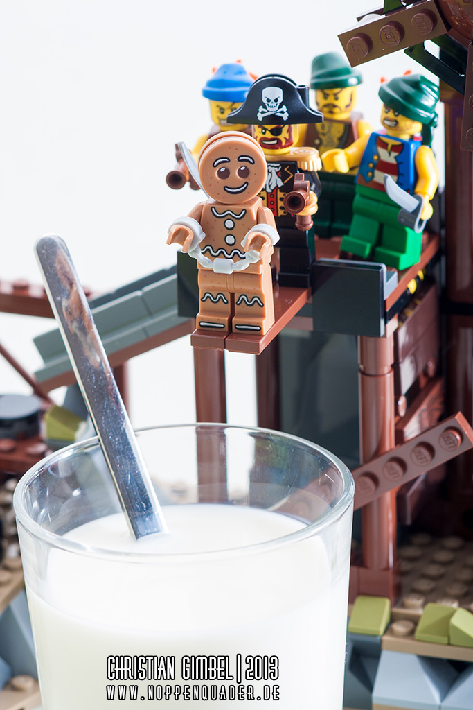 Lego Gingerbread Man geht über die Planke in ein Glas Milch