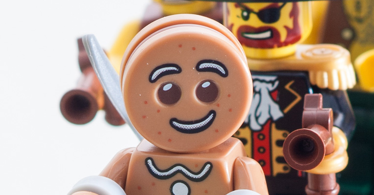Lego Gingerbread geht über die Planke während Piraten hinter ihm warten