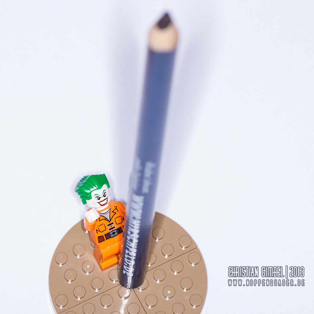 Lego Joker bewundert einen extrem großen Bleistift - Artikelbild