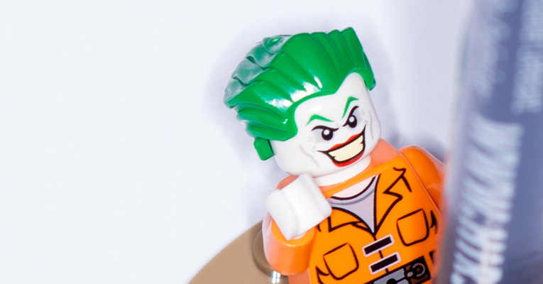 Lego Joker bewundert einen extrem großen Bleistift - Vorschaubild