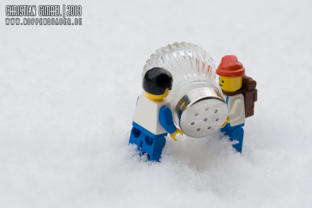 Lego Minifigures Minifiguren mit einem Salzstreuer im Schnee - Winter