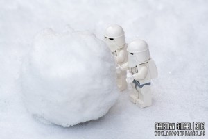 Lego StarWars Snowtrooper bauen einen Schneeball im Winter