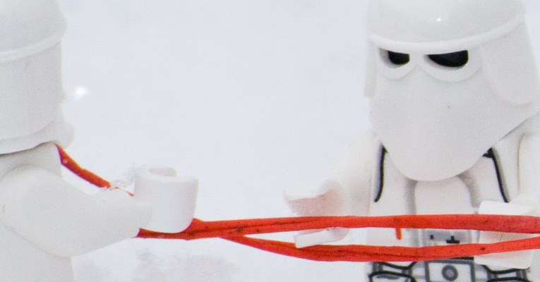 Lego StarWars Snowtrooper bauen einen Unfall mit ihrem Snowspeeder im Winter - Bergungsversuch wird unternommen