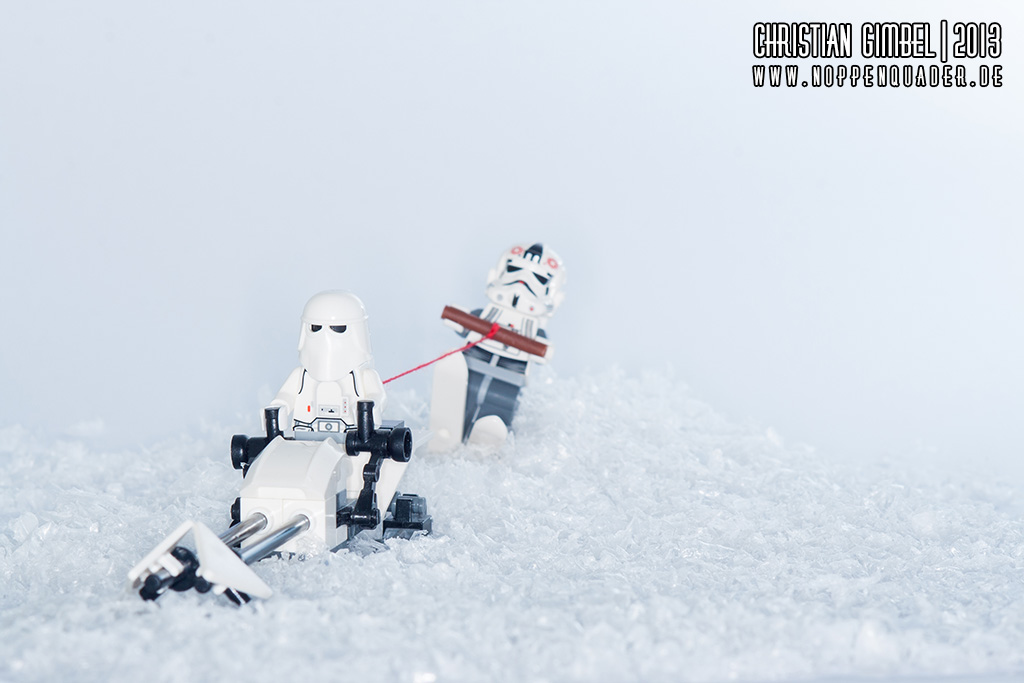 Lego StarWars Snowtrooper auf Speederbike zieht anderen Snowtrooper auf Ski hinter sich her - Artikelbild