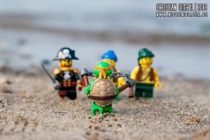 Lego Schildkröte / Turtle versucht ins Meer zu kommen. Piraten behindern ihn.