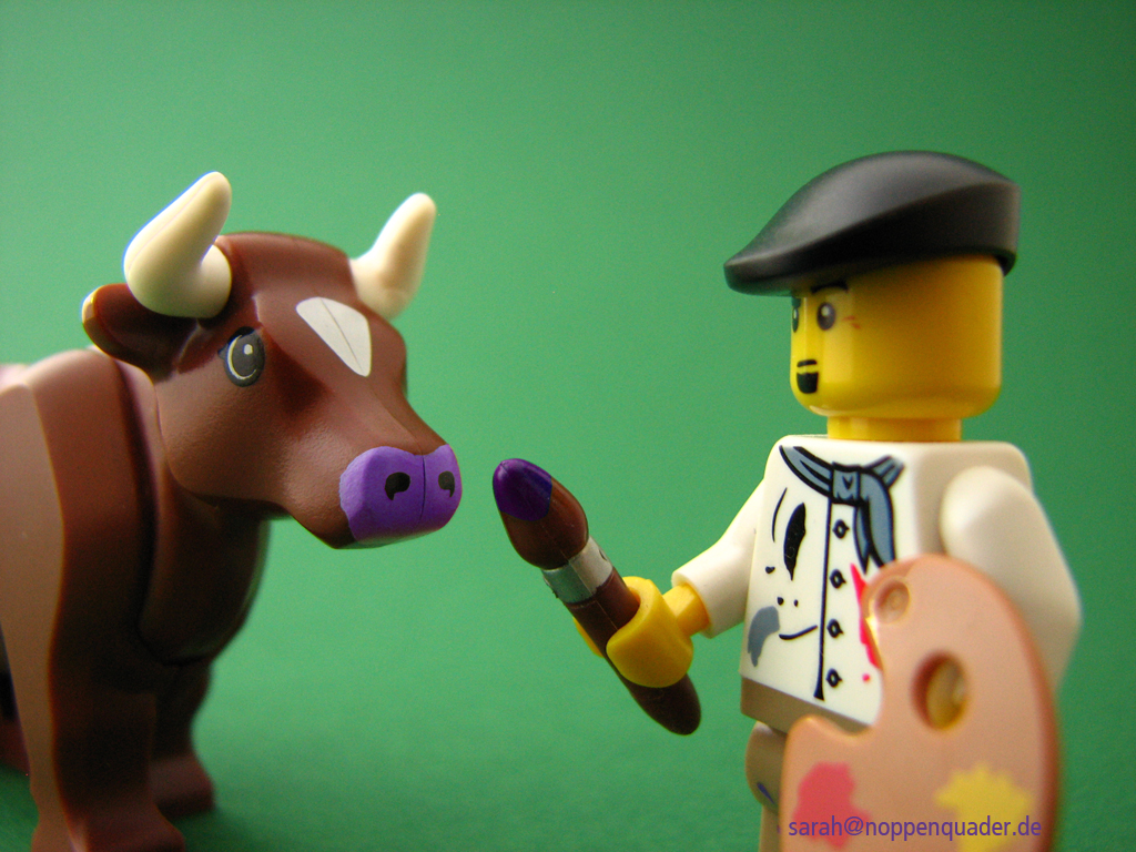 Lego Minifig "Maler" malt einer braunen Küh eine lila Nase