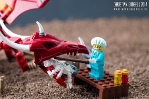 Lego Arzt schaut in das Maul eines Drachen, in dem ein toter Ritter hängt - Artikelbild