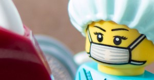 Lego Arzt schaut in das Maul eines Drachen, in dem ein toter Ritter hängt - Vorschaubild