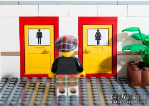 Noppenquader Lego Schotte vor einer Toilette kann sich nicht entscheiden, welche Tür richtig ist (Artikelbild)
